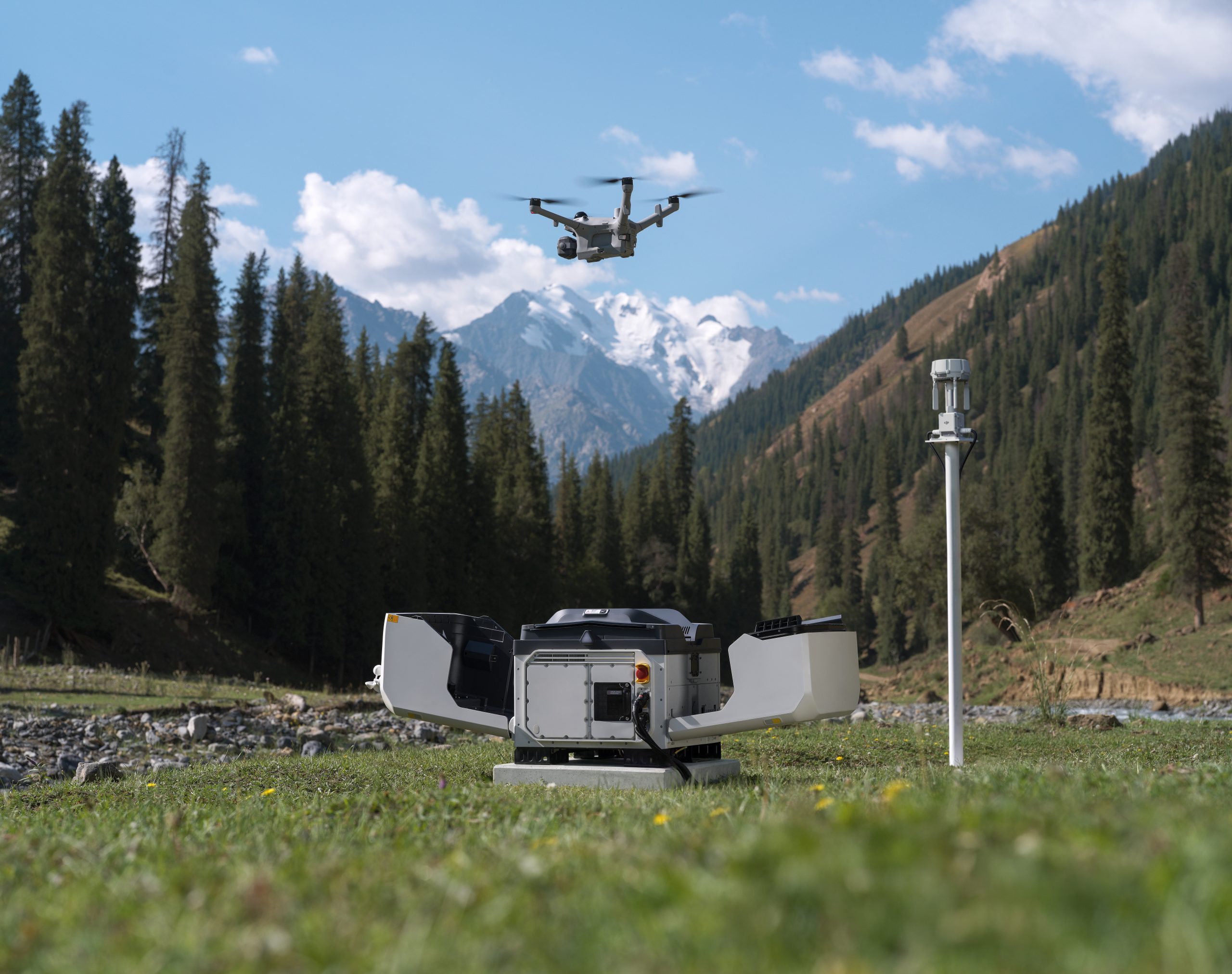 Ormanlık alanda DJI Dock 4 ve Matrice 5TD